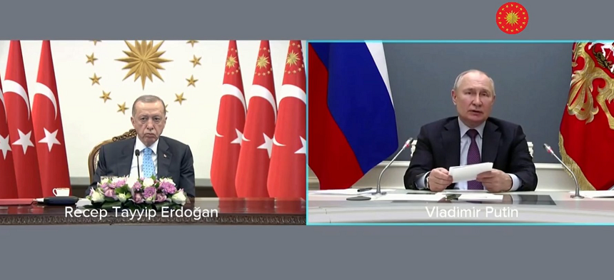 Erdogan, suferind de marţi din cauza unui virus intestinal, reapare istovit la televizor pentru a inaugura prin videoconferinţă, împreună cu Putin, prima centrală nucleară turcească