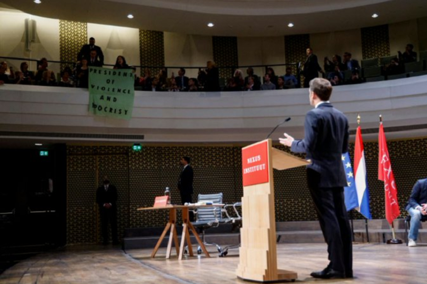 Emmanuel Macron, întrerupt de manifestanţi, la Haga, la începutul discursului despre viitorul UE. ”Unde este democraţia franceză?”,