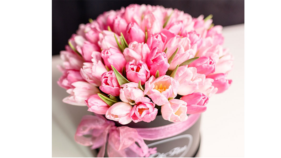 Cum să îți surprinzi partenera de viață cu un aranjament floral romantic