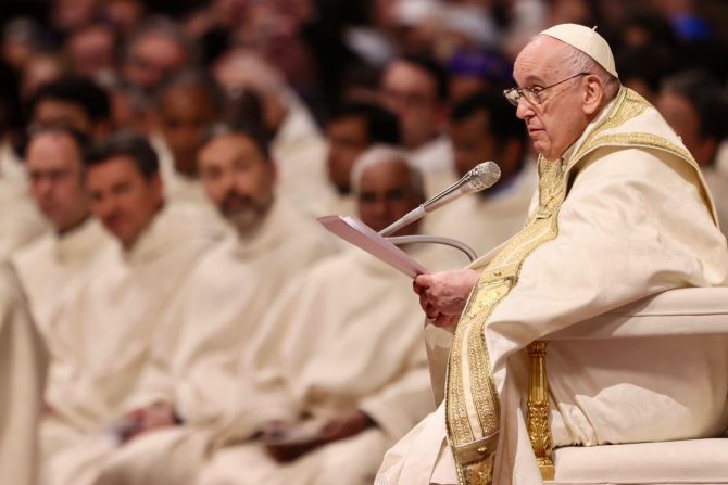 Credincioşii catolici sărbătoresc Învierea. Papa Francisc încurajează speranţa în mijlocul „rafalelor îngheţate ale războiului”