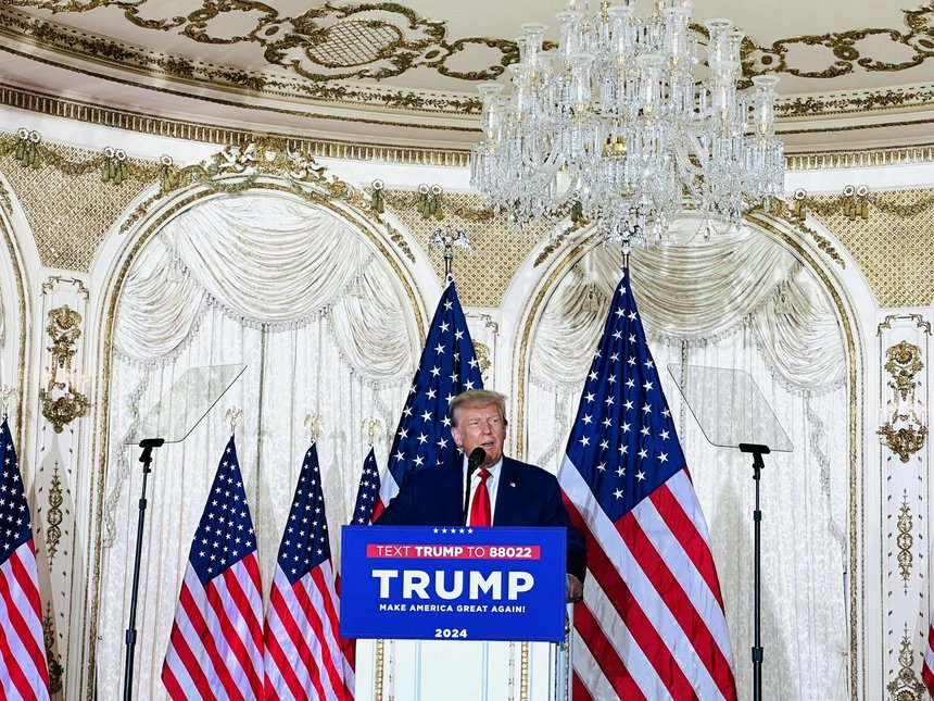Donald Trump şi-a încheiat brusc discursul după ce a vorbit 25 de minute la reşedinţa sa Mar-a-Lago