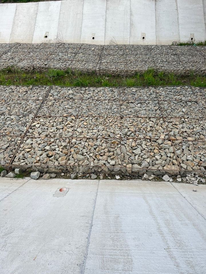 Direcţia Drumuri şi Poduri Craiova: Au fost furate plasele care susţin pietrele din gabioanele montate pe Drumul Expres Craiova-Piteşti, în zona podurilor / Pericol pentru siguranţa circulaţiei – FOTO