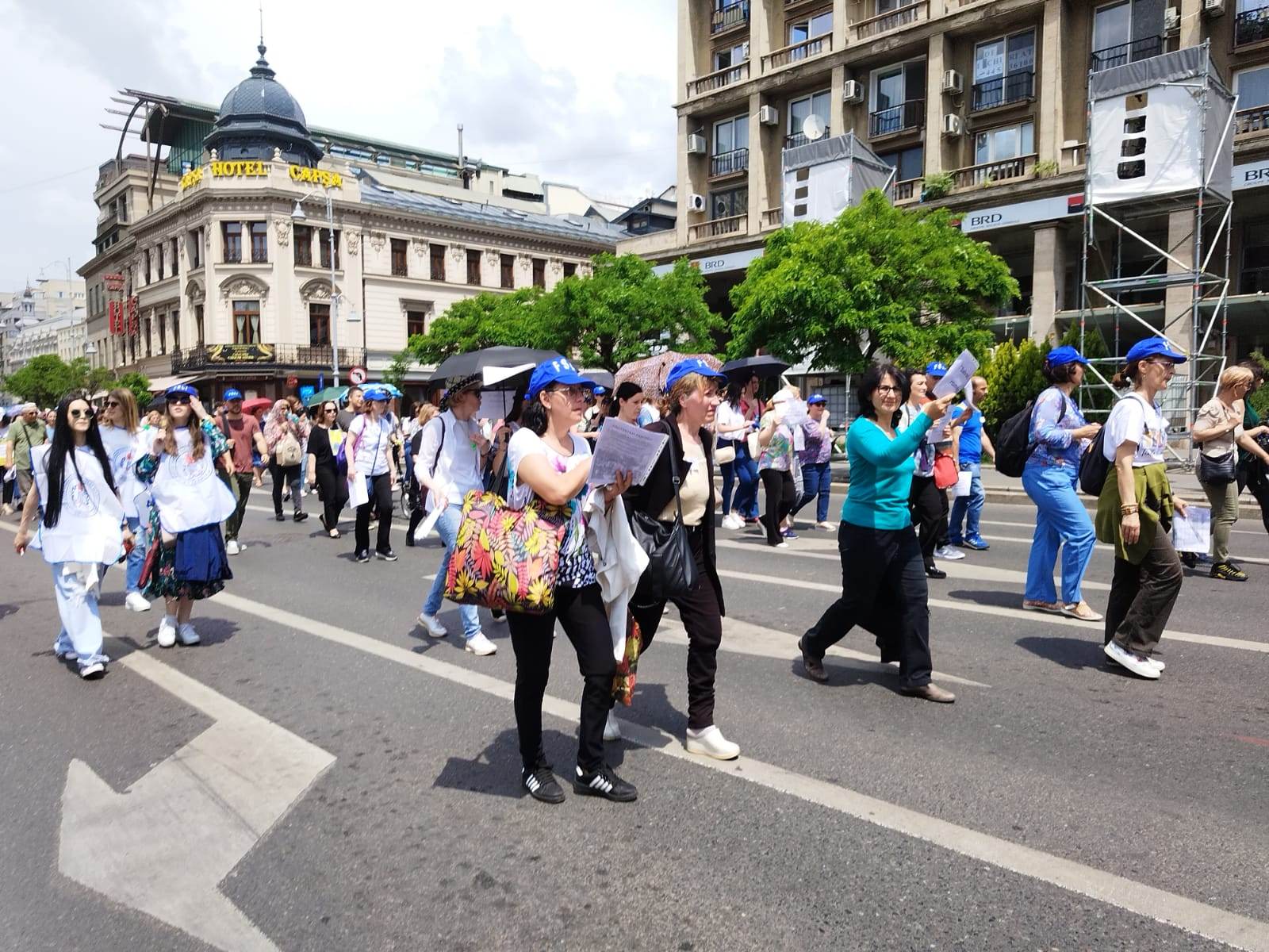 Greva din Educație: Profesorii au plecat în marș de la Guvern spre Palatul Parlamentului/ Calea Victoriei, blocată