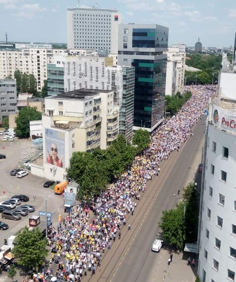 Cel mai mare miting din educație! Peste 20.000 de profesori au plecat în marș de la Guvern la Palatul Cotroceni