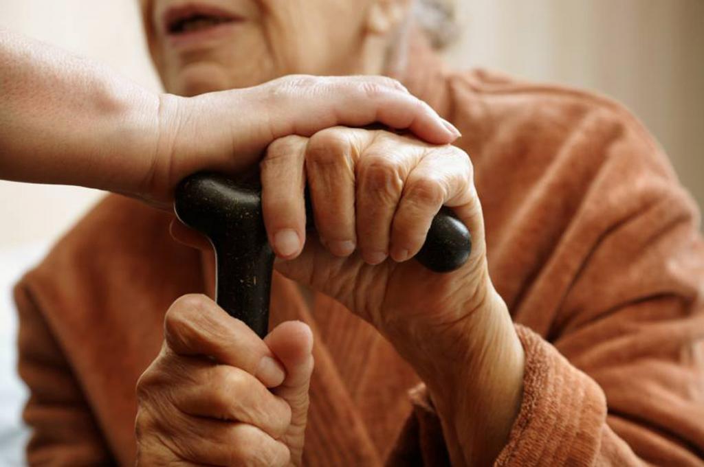 Premieră în România: Servicii de îngrijire la domiciliu pentru vârstnici cu bani de la stat