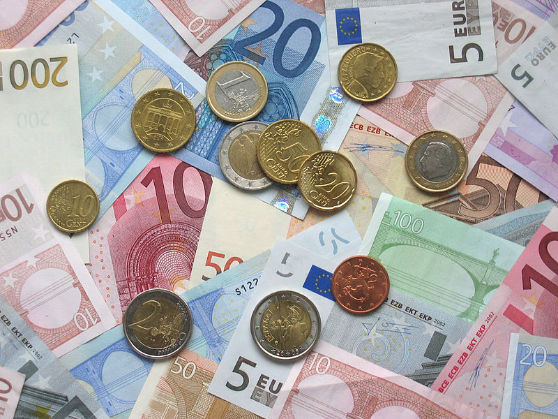 Curs euro, vineri, 5 mai 2023. Leul crește în raport cu euro