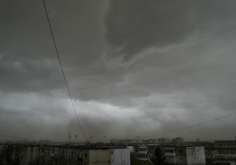 Furtună în București vineri dimineață. Avertismentul meteorologilor