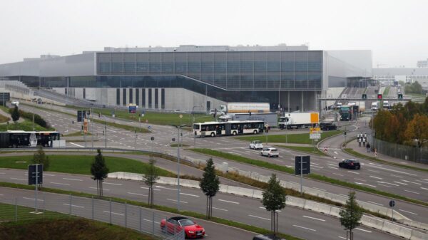 UPDATE – Doi morţi într-un atac armat într-o fabrică Mercedes din Germania. Suspectul a fost arestat
