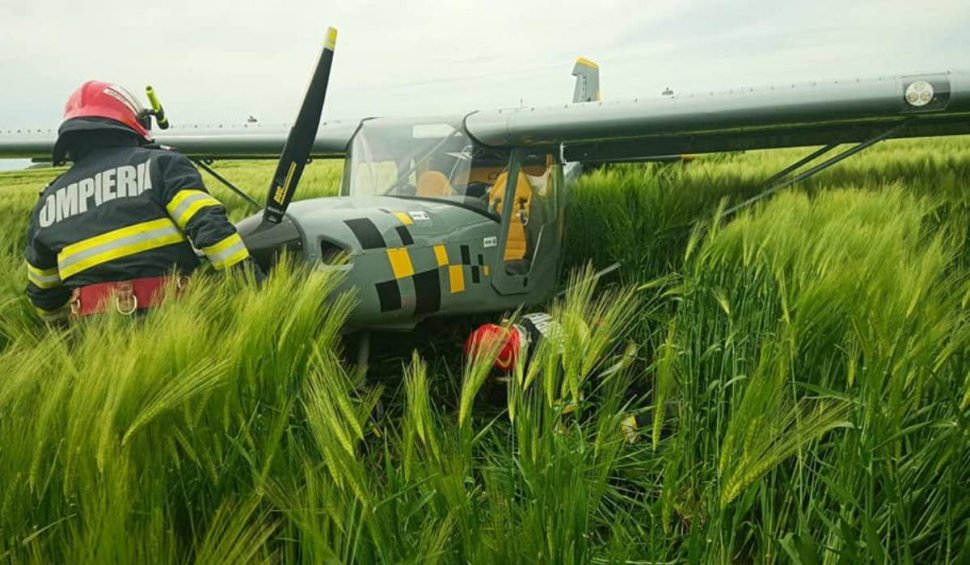 Ialomița: Un avion a aterizat forțat într-un lan de grâu. A rămas fără carburant