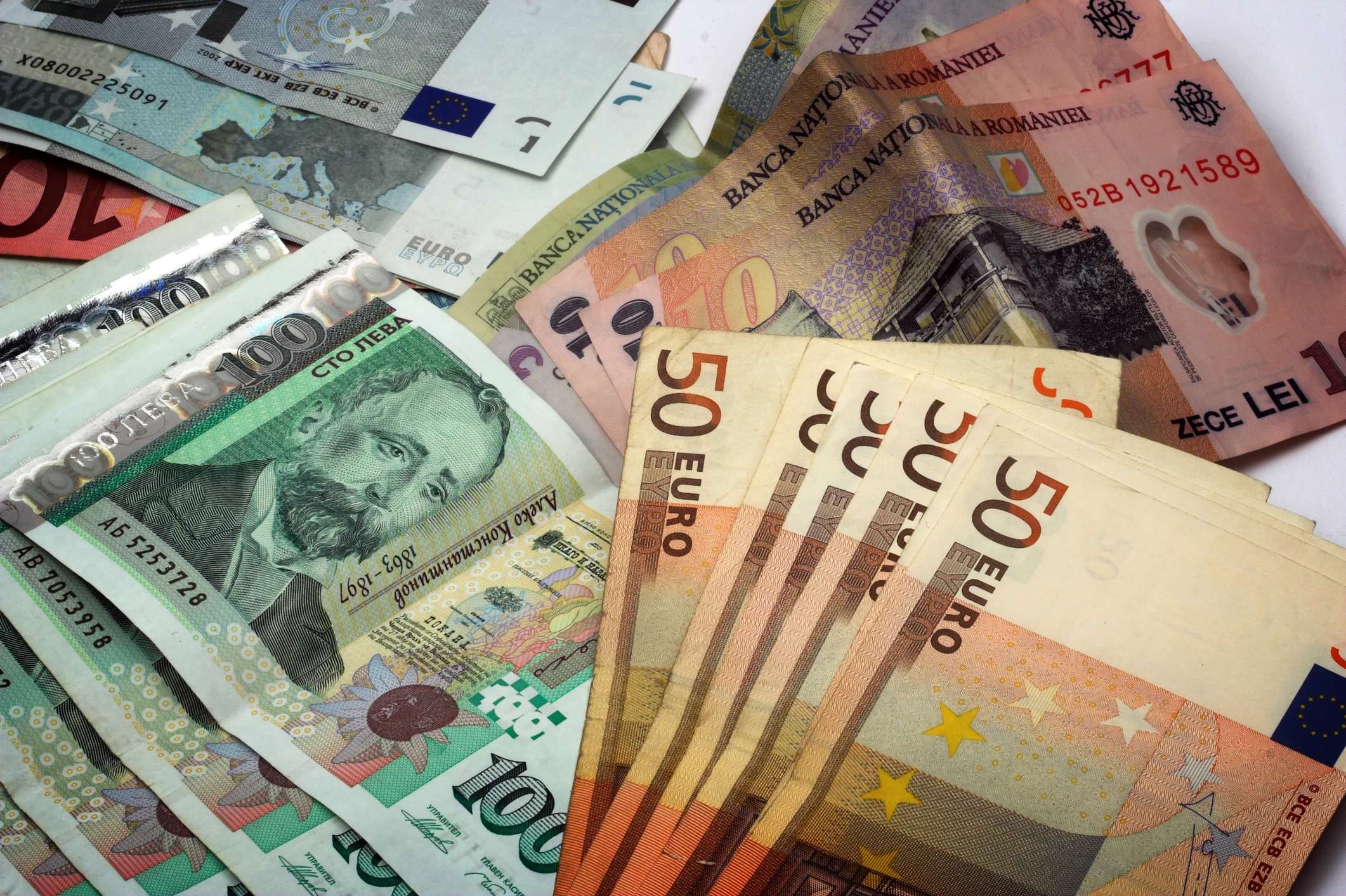 Curs valutar 10 mai 2023. Leul scade în raport cu euro și dolarul