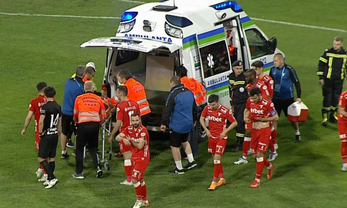 Jucătorul Rareș Pop, scos cu ambulanța de pe teren