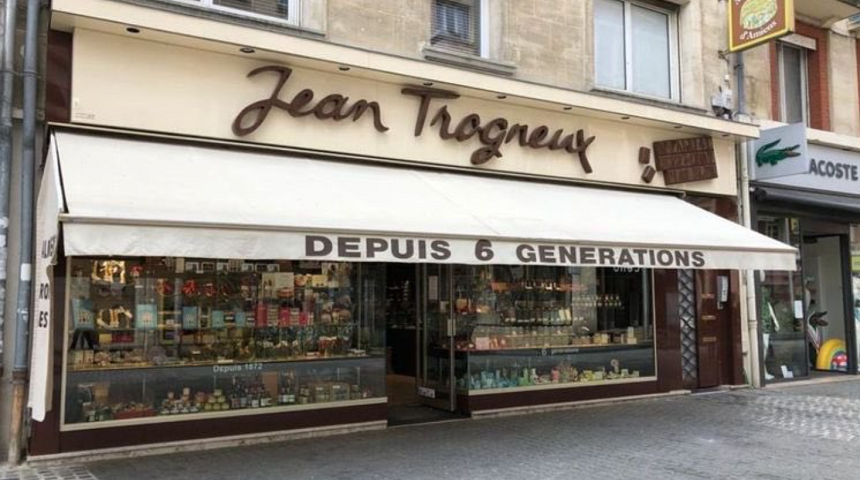 Un nepot al lui Brigitte Macron,  Jean-Baptiste Trogneux, patronul producătorului de ciocolată Trogneux, bătut la Amiens după un interviu al lui Macron. Şase bărbaţi şi două femei, arestaţi
