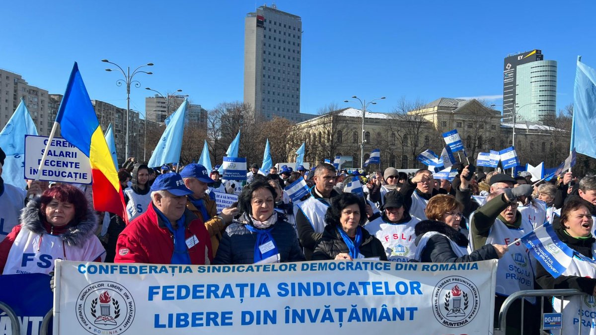 Peste 15.000 de profesori protestează mâine la București
