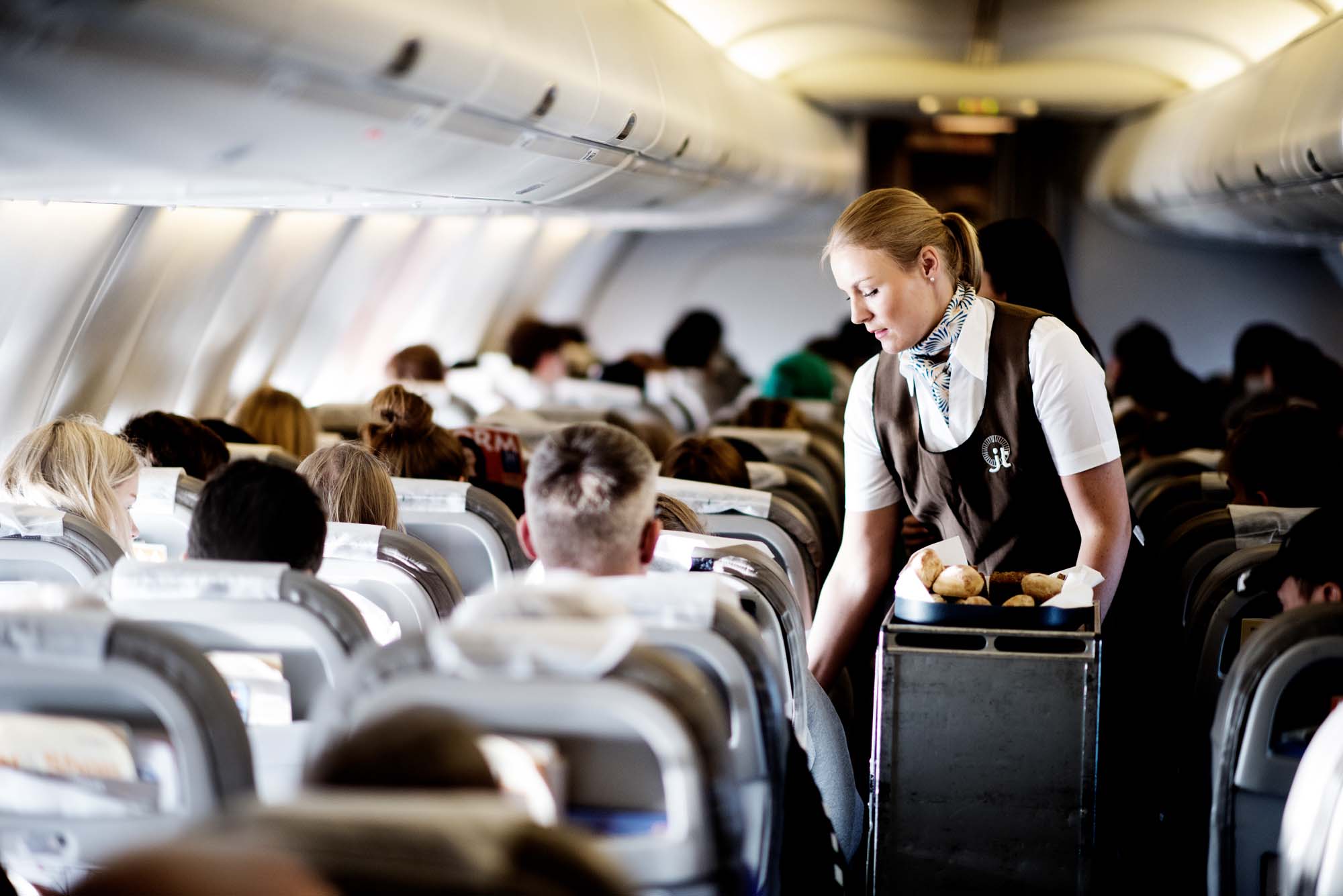 Ce salariu are o stewardesă în 2023
