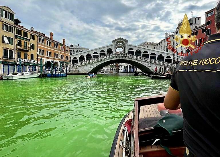 <strong>Veneția. Apa a devenit verde. Ce spun autoritățile</strong>