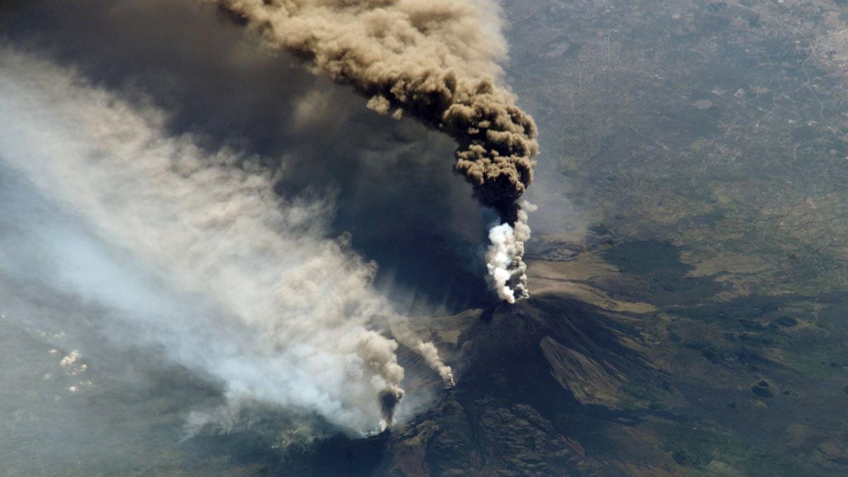 Vulcanul Etna se pregătește de erupție. Autoritățile din Italia au emis Alerta Roșie a Protecției Civile