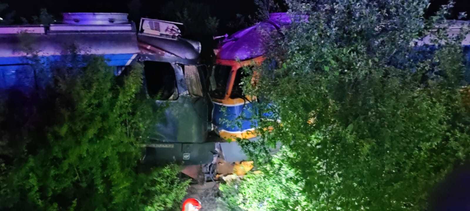 UPDATE – Accident feroviar în Giurgiu – Două locomotive s-au ciocnit, doi bărbaţi fiind răniţi / A treia persoană implicată a refuzat transportul la spital / Trenuri anulate între Bucureşti şi Giurgiu  – FOTO