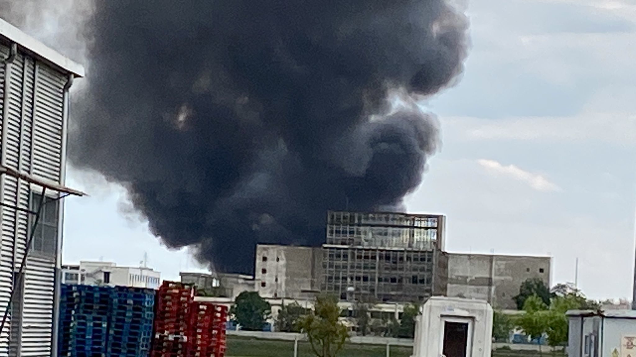 Neamţ: Incendiu cu degajări mari de fum la deşeuri depozitate pe platforma unui operator economic – FOTO / VIDEO