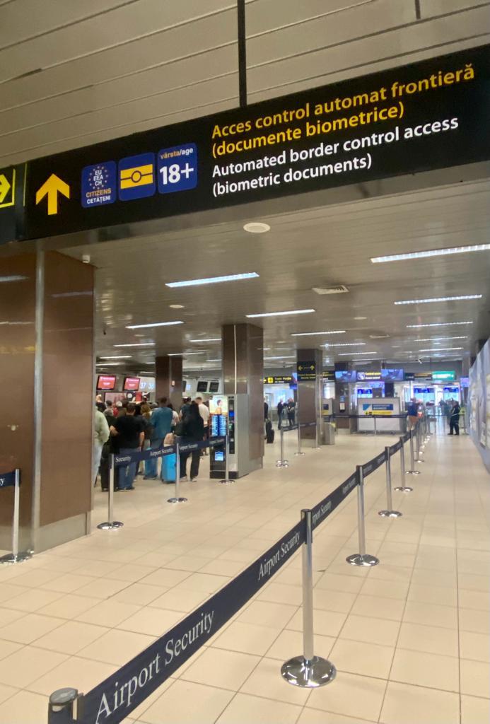 Flux rapid pentru posesorii de paşapoarte biometrice la Aeroportul Henri Coandă