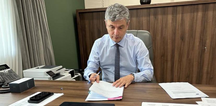 Virgil Popescu anunţă noi investiţii în infrastructura energetică, fiind semnate două noi contracte în acest sens / Beneficiarul proiectelor – Distribuţie Energie Electrică Romania S.A