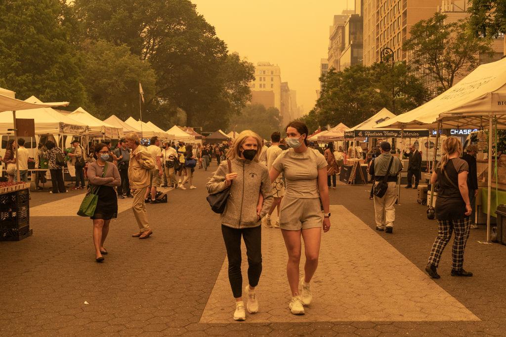 Oamenii din New York poartă din nou masca de protecție, după ce metropola a fost învăluită de o ceață portocalie