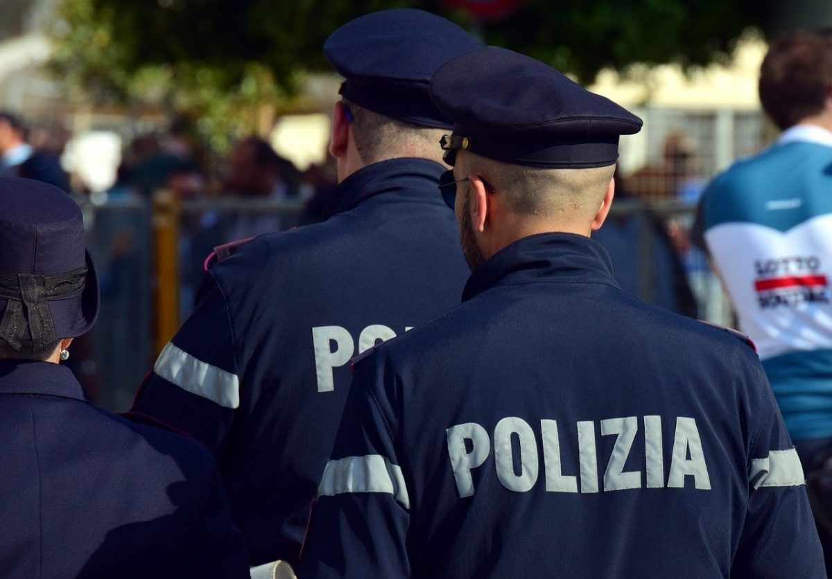 Polițiștii italieni caută două românce! Femeile au sedus și jefuit mai mulți italieni