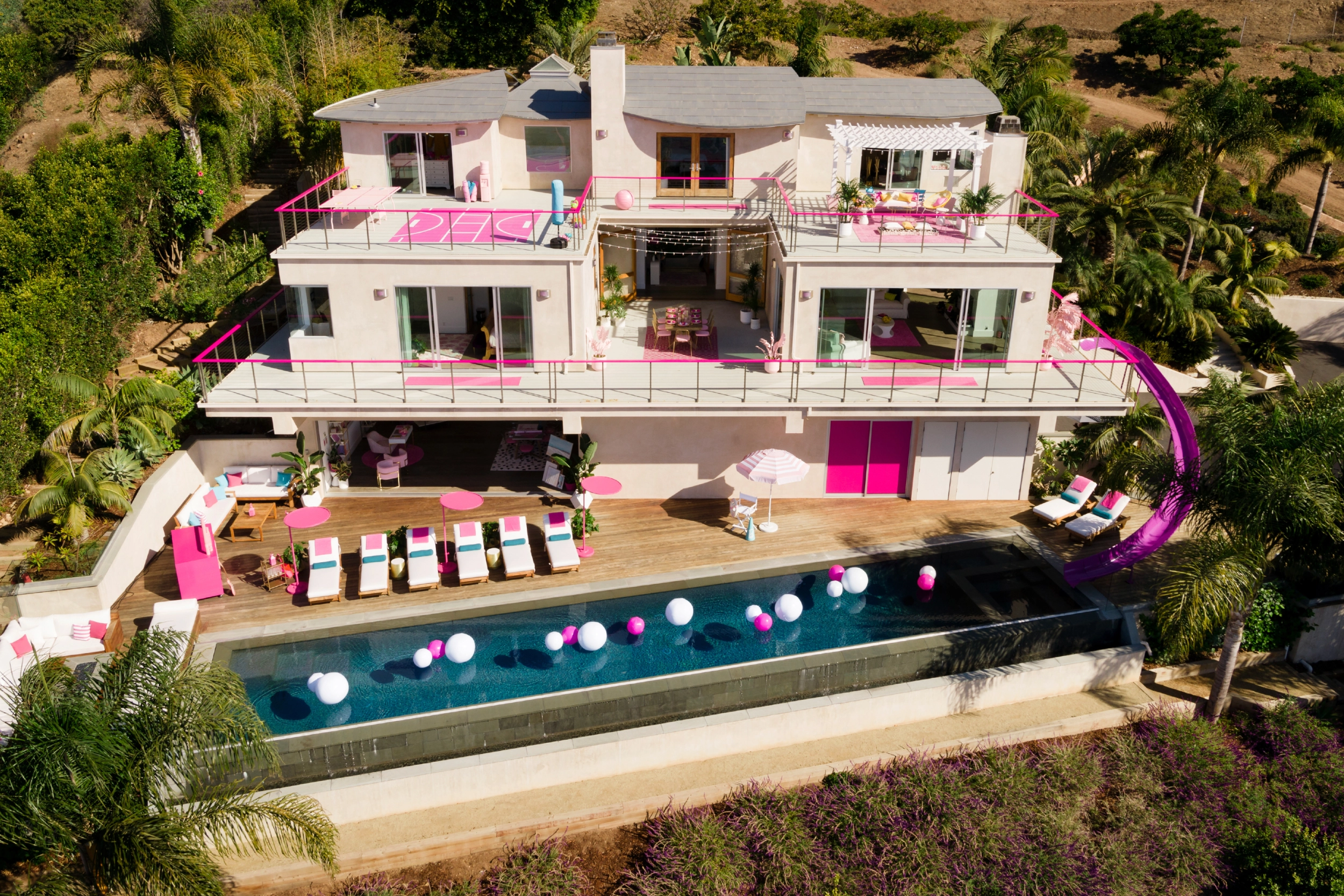 Casa Barbie se poate închiria în Malibu. Se află pe malul mării și e făcută după modelul locuinței celebrei păpuși