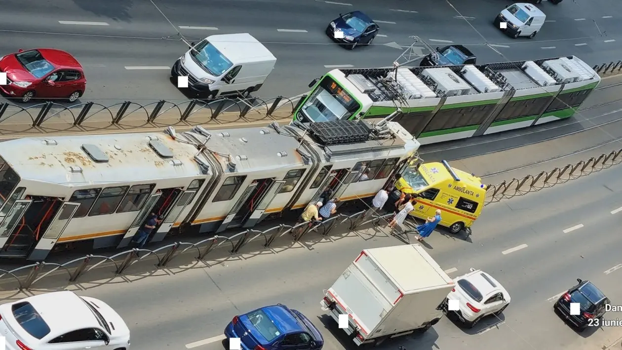Accident în Capitală! O ambulanță a intrat într-un tramvai