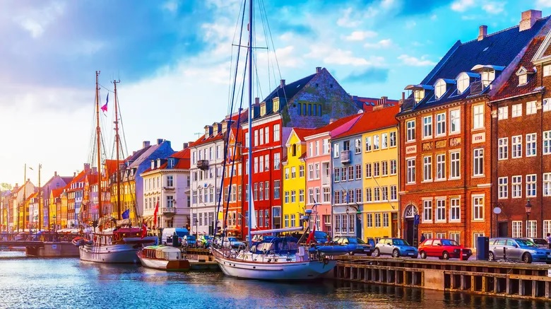 Câți bani poți primi în Danemarca dacă ești asistat social. Suma se dublează în anumite condiții