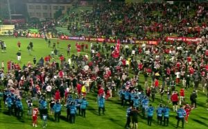 Fanii lui Dinamo au invadat terenul, după ce echipa a promovat! Imaginile bucuriei, după dubla cu FC Argeş