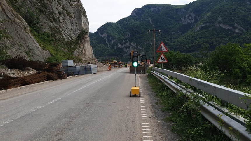 Restricţii de circulaţie pe Clisura Dunării/ Sunt lucrări de punere în siguranţă a versanţilor unde există riscul de prăbuşire a pietrelor – FOTO