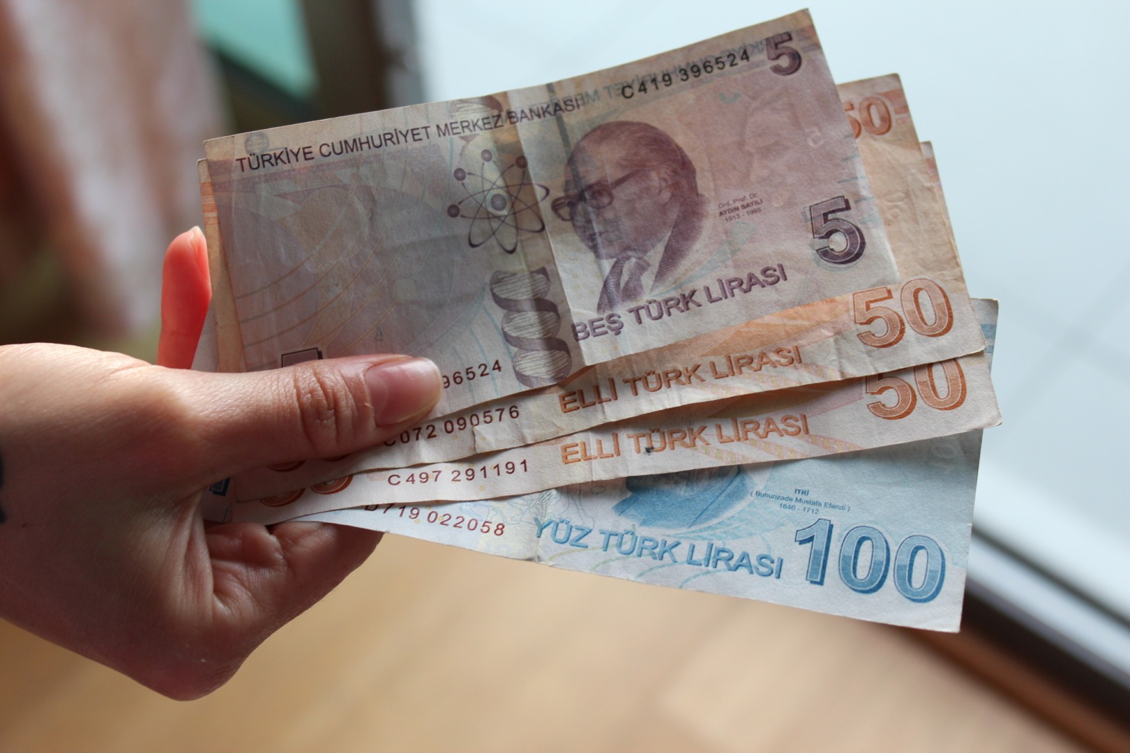 Turcia majorează din nou salariul minim pentru a face față inflației