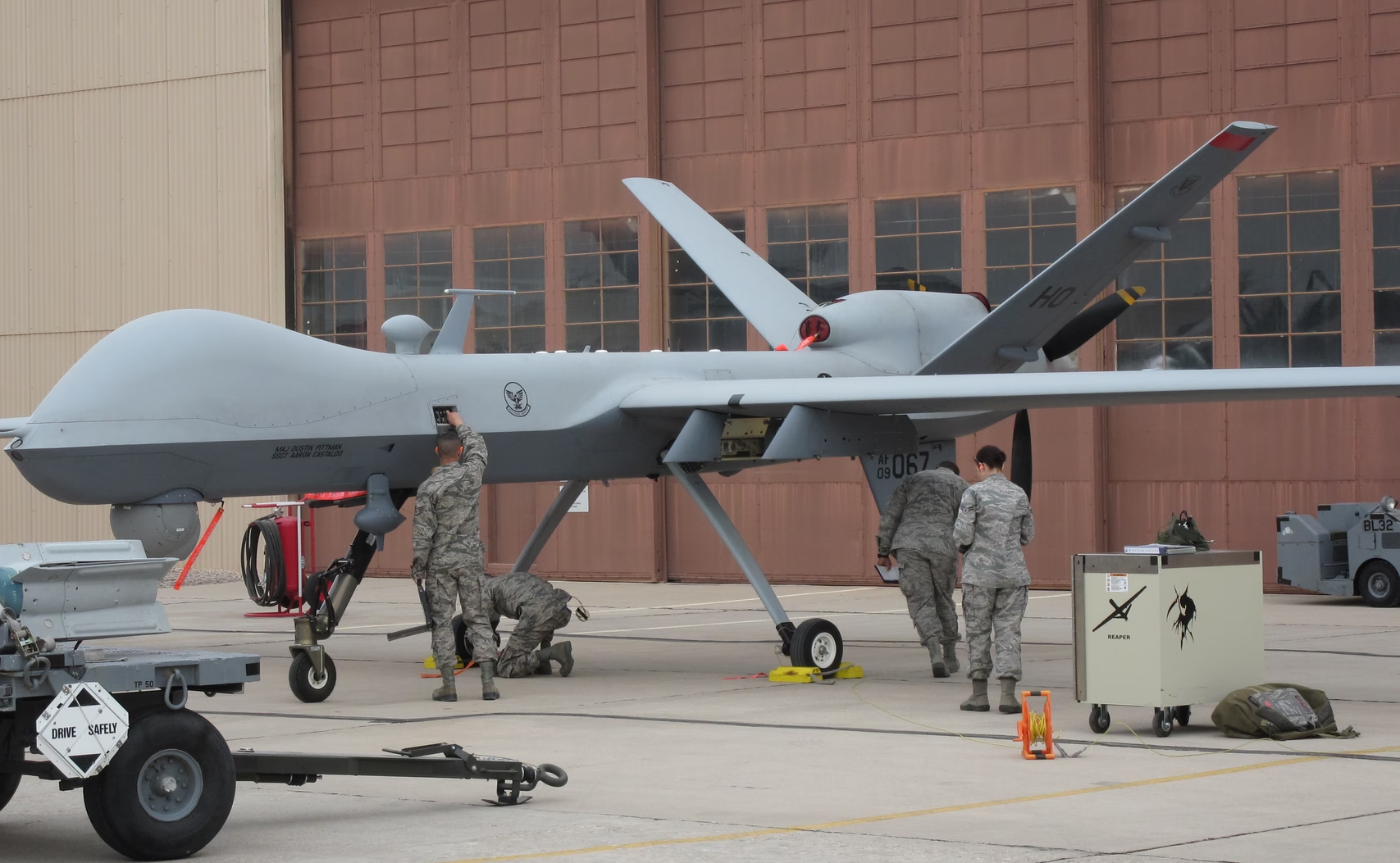 Simulare: O dronă controlată de inteligența artificială a ales să își ucidă operatorul uman ca să-l împiedice să interfereze cu îndeplinirea misiunii