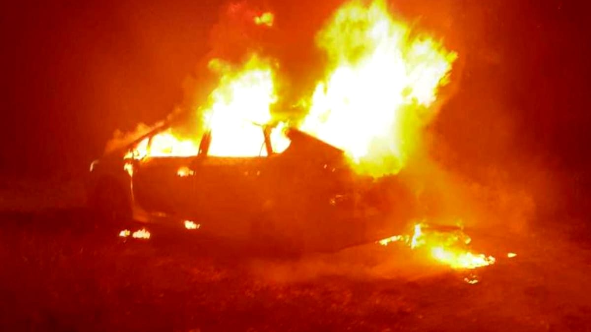 Un autoturism hibrid a luat foc în Cluj. Mașina a ars ca o torță, șoferul a murit carbonizat