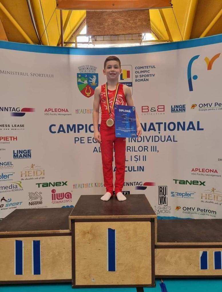 Alex Urzică are 12 ani și face legea în gimnastica masculină 