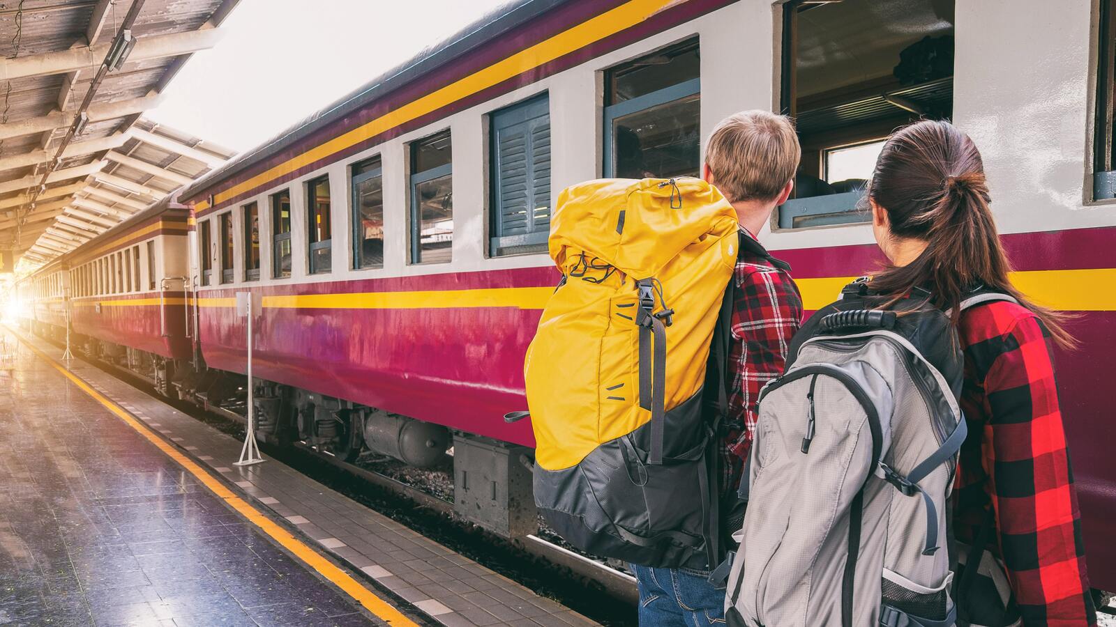 5 activități online perfecte pentru a profita la maximum de o călătorie cu trenul
