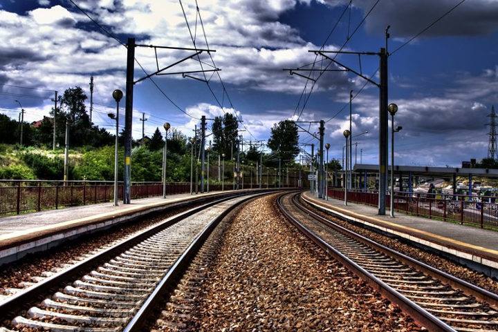 Incident în staţia CFR Roşiori – O locomotivă a CFR Călători a lovit locomotiva unui operator feroviar privat, care a deraiat