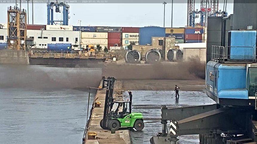 Garda de Mediu Constanţa a amendat un operator portuar cu 20.000 de lei pentru că nu a luat măsuri ca pulberile de cărbune rămase după încarcarea unei nave să nu ajungă în mare – FOTO