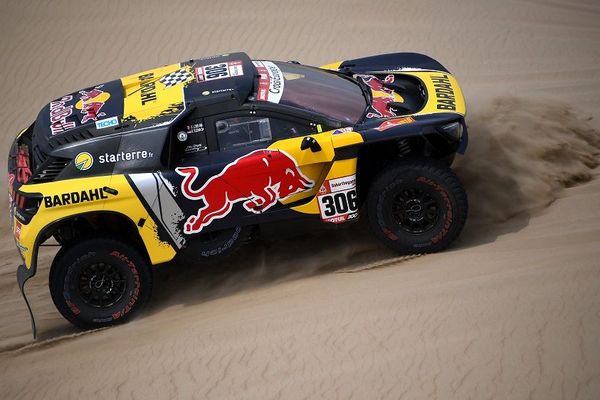 Dacia va lua startul la Raliul Paris Dakar! Prototipul va fi pilotat de un mare campion mondial