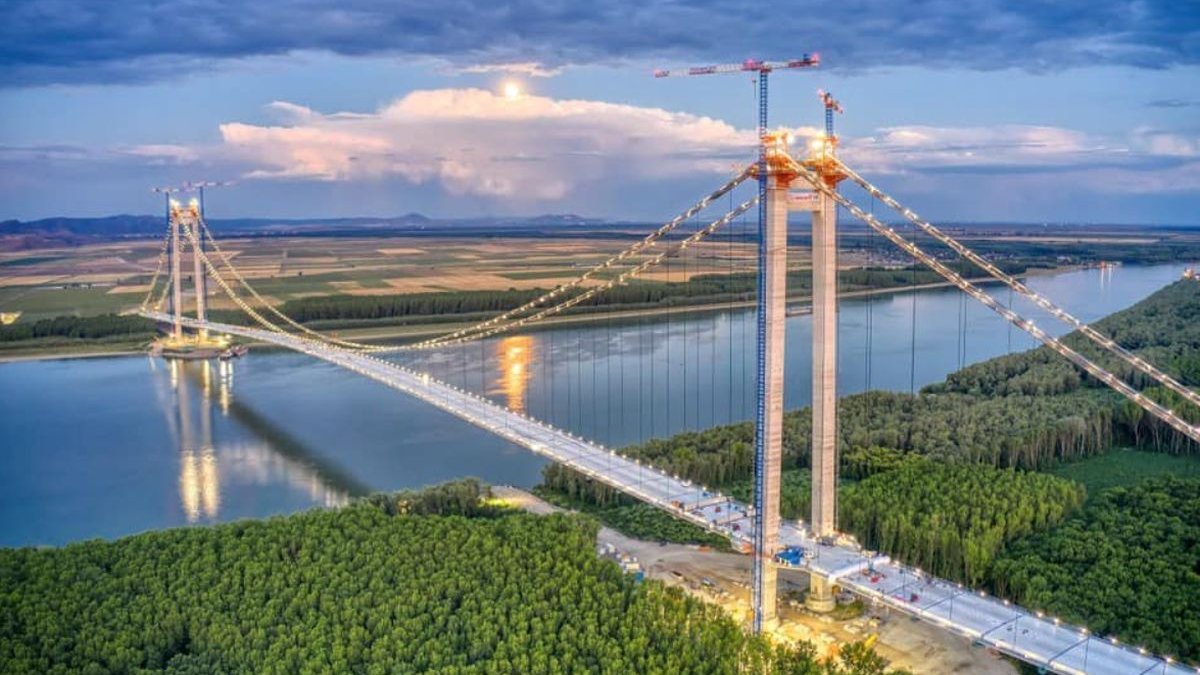 Pe podul suspendat de la Brăila au apărut denivelări, la o lună de la inaugurare