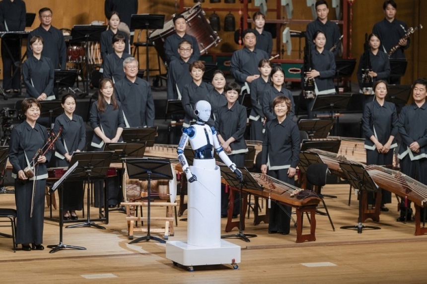Un robot android, EveR 6, a urcat pe podiumul dirijorului orchestrei naţionale din Coreea de Sud, la un spectacol susţinut la Seul