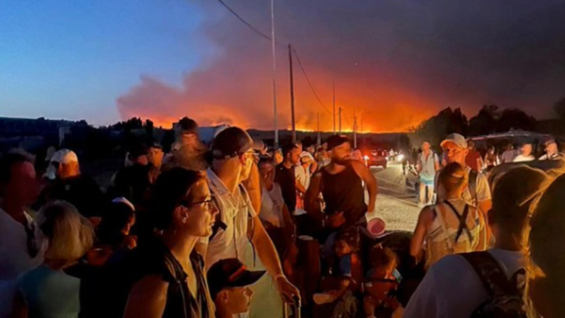 Dacă ați rezervat o vacanță în Grecia, poate ar fi bine să renunțați. Incendiile iau amploare