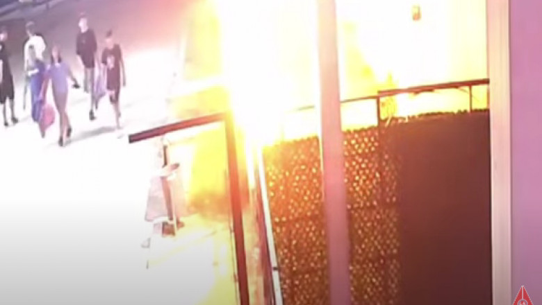 Un tânăr a incendiat gardul unui club din Costinești și apoi a fugit