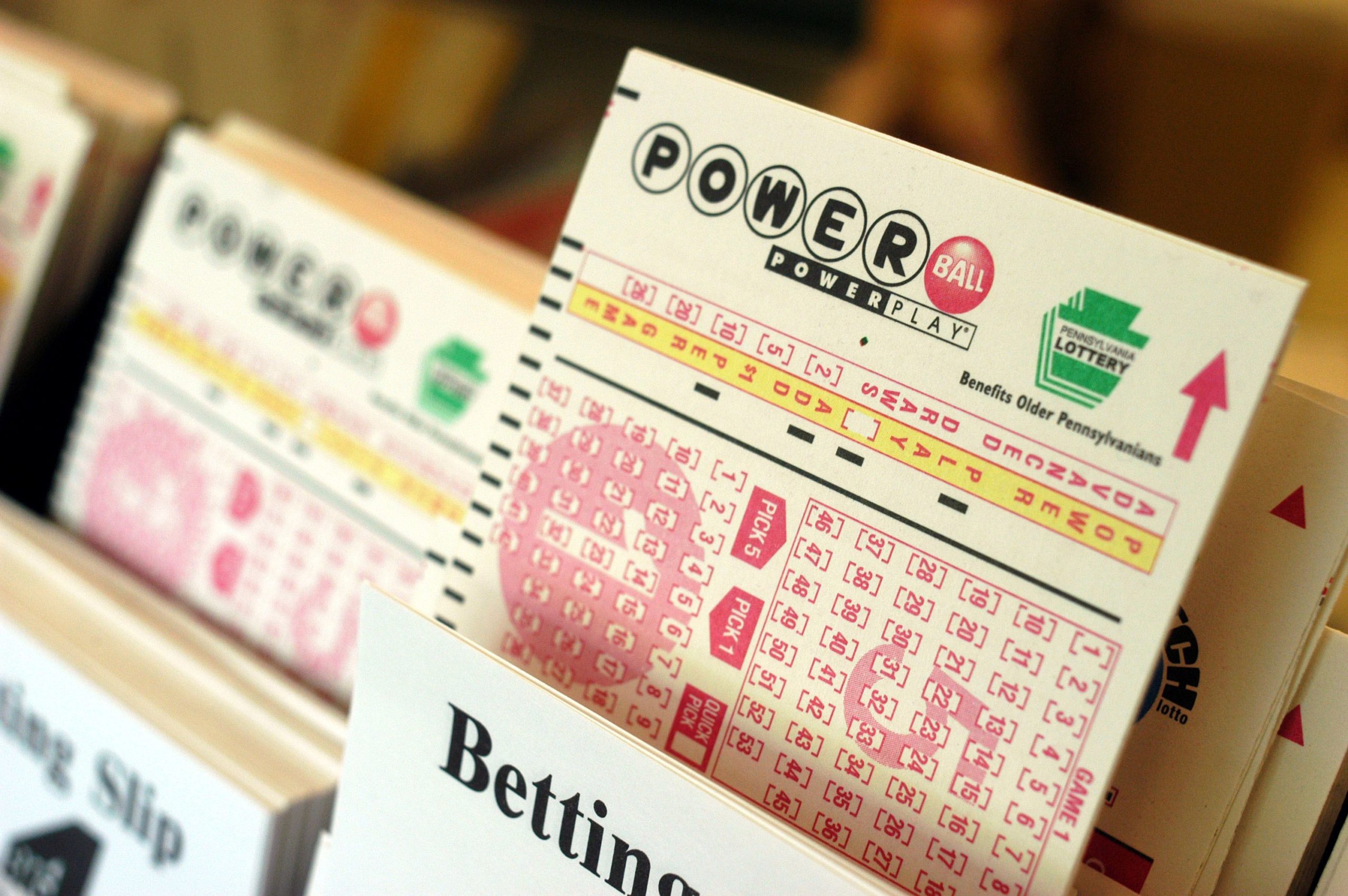 Săraci și ghinioniști. Jocurile de noroc topesc banii cel mai greu câștigați
