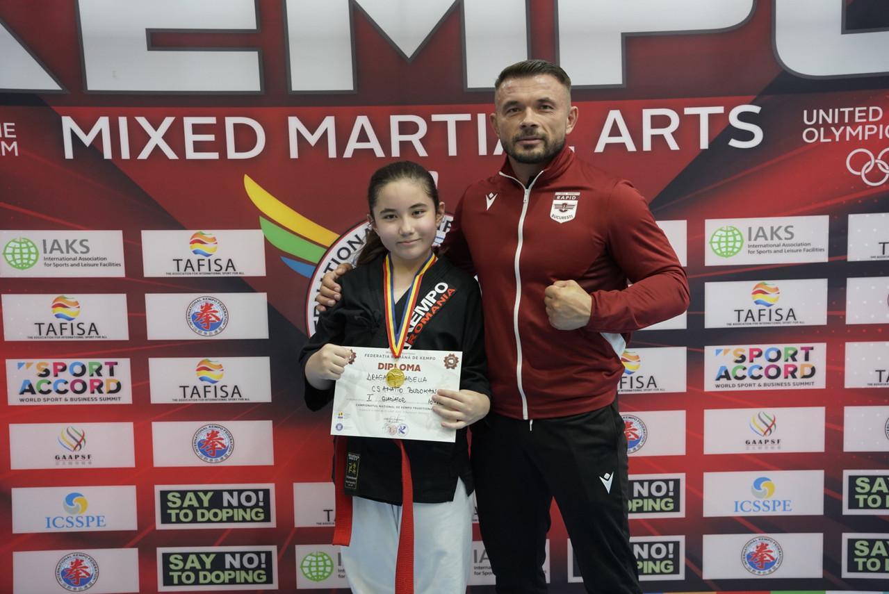Pe urmele tatălui! Fiica de 11 ani a campionului mondial de la kempo face ravagii pe tatami