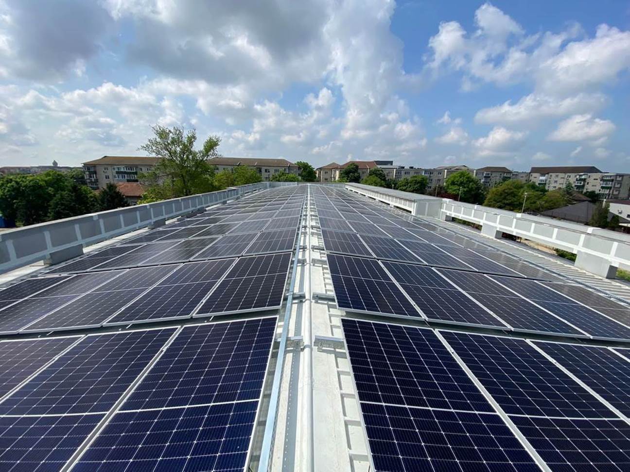 Orange România a instalat peste 200 de noi panouri solare pe acoperişul centrului de interconectare comunicaţii din Timişoara