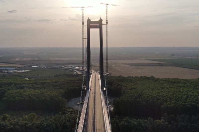 Podul suspendat de la Brăila, al treilea ca mărime din Europa, inaugurat în prezenţa preşedintelui Iohannis/ Vor participa Marcel Ciolacu, Nicolae Ciucă, dar şi Sorin Grindeanu/ Zeci de mii de tone de oţel/ Investiţie de peste 2,5 miliarde de lei – FOTO