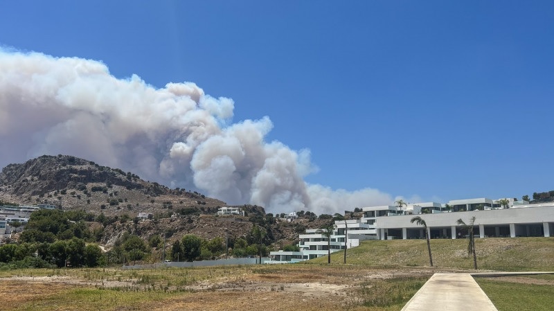 Insula grecească Rodos arde. Mii turiști, evacuați. Sunt și români acolo