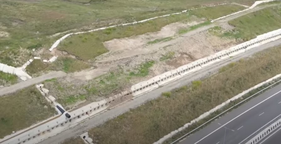 Alunecare de teren masivă în apropierea autostrăzii A10, la Alba Iulia Nord. O porţiune din deal riscă să ajungă peste şosea. DRDP Cluj anunţă că firma care a realizat tronsonul face expertiză – VIDEO