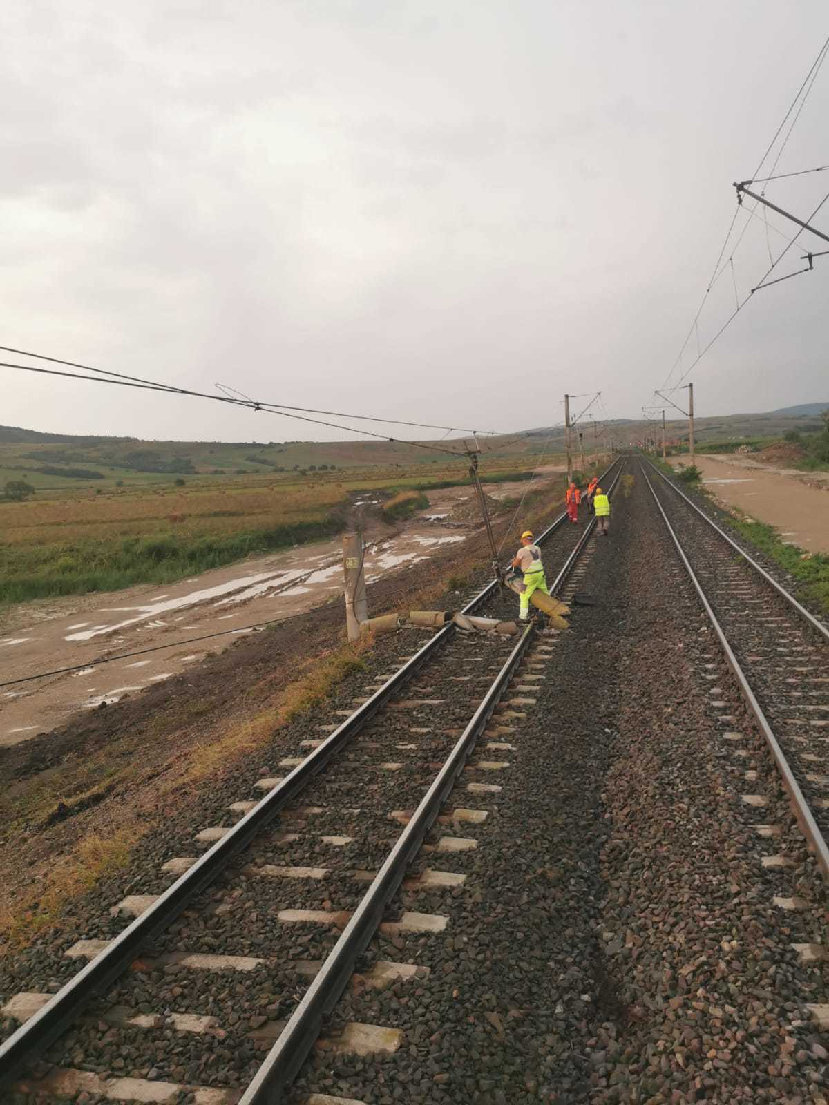 Deranjamente la infrastructura feroviară produse de vreme, provocând întârzieri şi de 360 de minute ale trenurilor